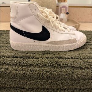 Nike Blazers Mid ‘77 Youth size 4